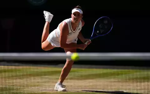 Linda Noskova feiert in Wimbledon ihren ersten Grand-Slam-Titel. - Foto: Mike Egerton/PA Wire/dpa
