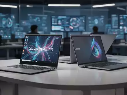 Zwei schlanke, moderne Lenovo-Laptops, ein silbernes Xiaoxin Air 13 und ein dunkles Lecoo Air 14, geöffnet auf einem minimalistischen Schreibtisch. - Foto: über boerse-global.de