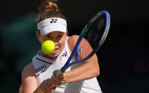 Linda Noskova feiert ihren ersten Grand-Slam-Titel. - Foto: Dave Shopland/AP/dpa