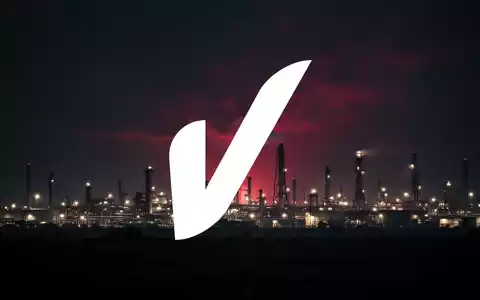 Abstrakte Darstellung des Energiesektors mit einem bedrohlichen Glühen am Horizont, das Marktspannung und steigende Ölpreise andeutet. - Foto: über boerse-global.de