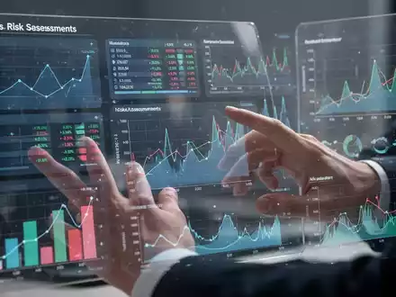 Eine digitale Schnittstelle zeigt Finanzmodelle und Risikobewertungen mit Umweltdaten. Hände interagieren mit einem Touchscreen. - Foto: über boerse-global.de