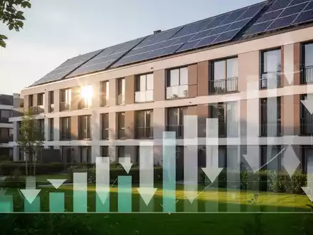 Ein modernes, energieeffizientes Wohngebäude mit Solarpaneelen und grüner Landschaft, das sinkende Fördermittel symbolisiert. - Foto: über boerse-global.de