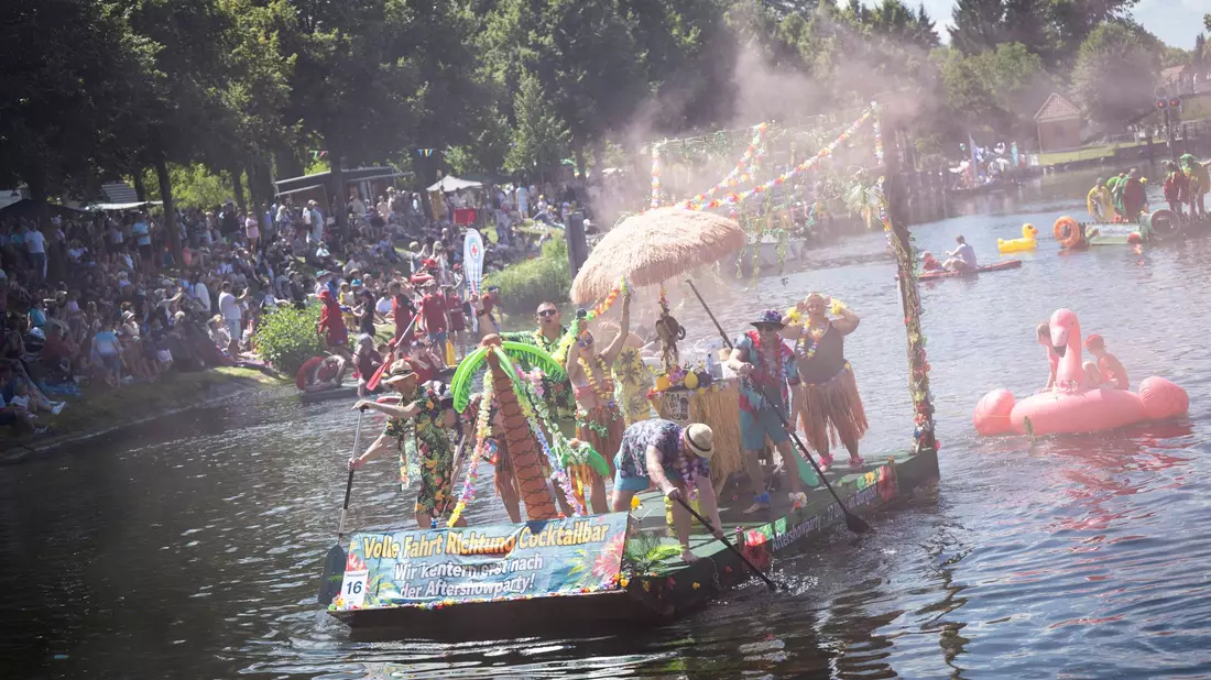 Die Teilnehmerinnen und Teilnehmer der traditionellen Badewannenrallye stellten sich sowohl der Wertung der Besucher als auch einer Jury. - Bild: Philip Dulian/dpa
