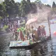 Die Teilnehmerinnen und Teilnehmer der traditionellen Badewannenrallye stellten sich sowohl der Wertung der Besucher als auch einer Jury. - Bild: Philip Dulian/dpa