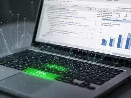 Nahaufnahme einer Laptop-Tastatur mit leuchtend grüner 'Enter'-Taste und Bildschirm mit Excel-Datenvisualisierungen. - Foto: über boerse-global.de