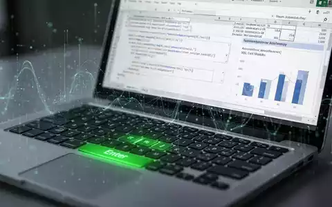 Nahaufnahme einer Laptop-Tastatur mit leuchtend grüner 'Enter'-Taste und Bildschirm mit Excel-Datenvisualisierungen. - Foto: über boerse-global.de