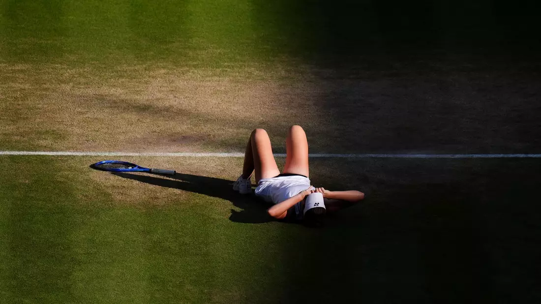 Linda Noskova feiert den größten Erfolg ihrer Tennis-Karriere. - Bild: John Walton/PA Wire/dpa