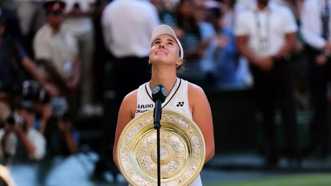 Linda Noskova kürt sich erstmals zur Wimbledon-Siegerin. - Bild: Kin Cheung/AP/dpa
