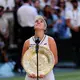 Linda Noskova kürt sich erstmals zur Wimbledon-Siegerin. - Bild: Kin Cheung/AP/dpa