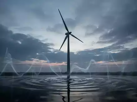 Eine einzelne Windkraftanlage bei Sonnenuntergang, die eine leicht beunruhigende Atmosphäre erzeugt und auf die Herausforderungen der Wasserstoffwirtschaft hinweist. - Foto: über boerse-global.de