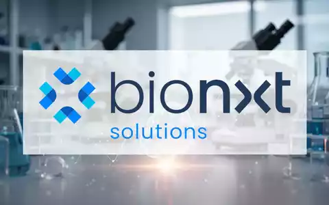 Abstrakte Darstellung eines pharmazeutischen Labors mit Fokus auf medizinische Innovation und Forschung, mit weichem, leuchtendem Licht. - Foto: über boerse-global.de