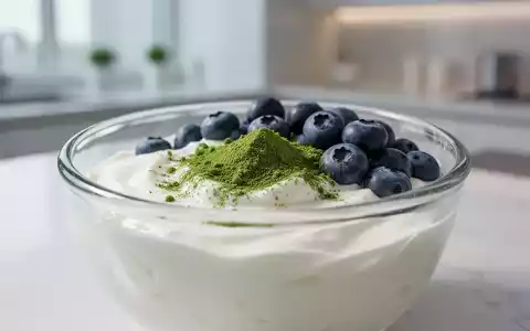Eine Schale Joghurt mit Heidelbeeren und Probiotika, die eine gesunde Darmflora und Darmkrebsprävention symbolisiert. - Foto: über boerse-global.de