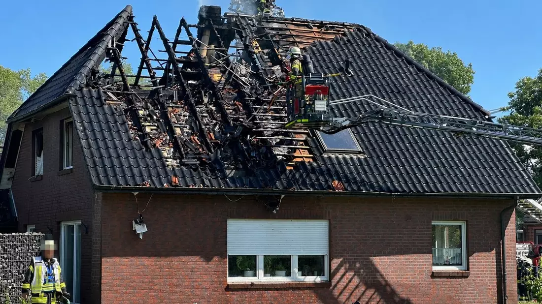 FW Geestland: Rund 100 Einsatzkräfte im Einsatz: Einfamilienhaus nach Dachstuhlbrand vorerst unbewohnbar - Bild: presseportal.de