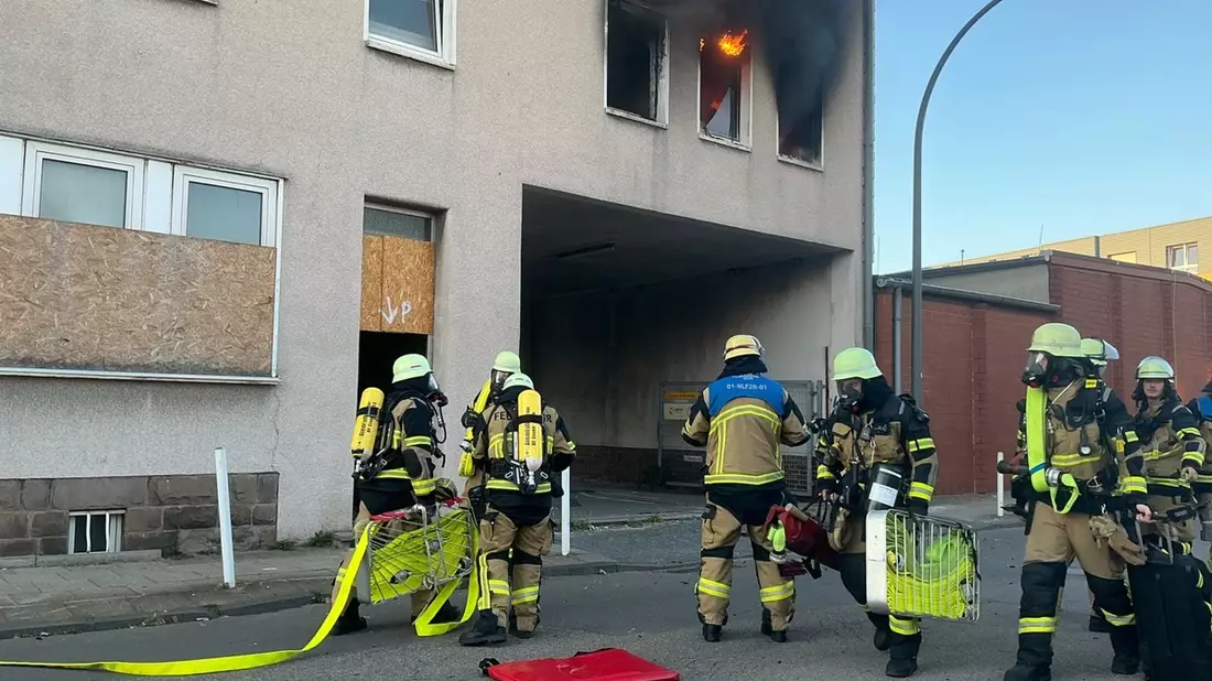 FW-E: Erneut Feuer in leerstehendem Gebäude - Ein Raum ausgebrannt, eine Person gerettet - Bild: presseportal.de