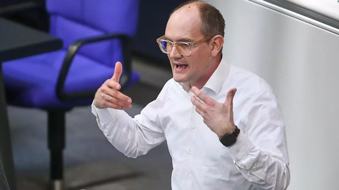 Grünen-Politiker Dahmen will Deutschland notfalls mit der Waffe verteidigen