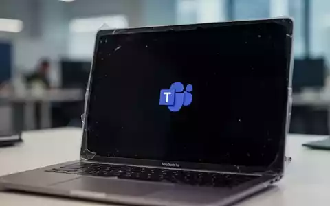 MacBook-Bildschirm mit schwarzem oder eingefrorenem Display, subtiles Microsoft Teams-Logo, unscharfer Bürohintergrund. - Foto: über boerse-global.de