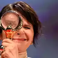 Die französische Schauspielerin Juliette Binoche erhielt einen Kristallglobus für ihr Lebenswerk. - Foto: Šulová Kateøina/CTK/dpa