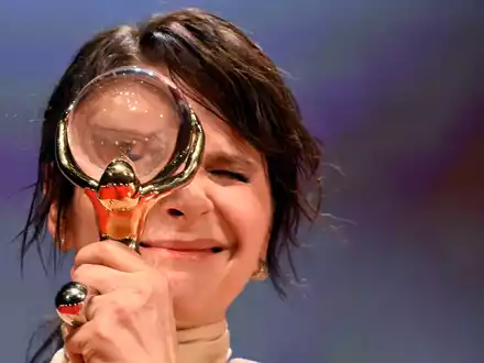Die französische Schauspielerin Juliette Binoche erhielt einen Kristallglobus für ihr Lebenswerk. - Foto: Šulová Kateøina/CTK/dpa