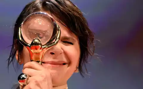 Die französische Schauspielerin Juliette Binoche erhielt einen Kristallglobus für ihr Lebenswerk. - Foto: Šulová Kateøina/CTK/dpa