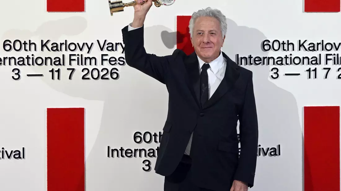 Hollywood-Star Dustin Hoffman wurde bereits zu Beginn des 60. internationalen Filmfestivals von Karlsbad (Karlovy Vary) mit dem Kristallglobus ausgezeichnet. - Bild: Slavomír Kubeš/CTK/dpa