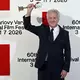 Hollywood-Star Dustin Hoffman wurde bereits zu Beginn des 60. internationalen Filmfestivals von Karlsbad (Karlovy Vary) mit dem Kristallglobus ausgezeichnet. - Bild: Slavomír Kubeš/CTK/dpa