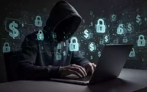 Person in Kapuzenjacke tippt auf Laptop, umgeben von digitalen Schloss- und Dollarzeichen-Icons, Symbol für Online-Betrug. - Foto: über boerse-global.de