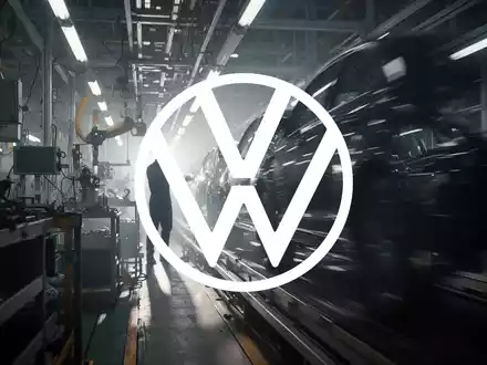 Abstrakte, atmosphärische Szene der Automobilindustrie mit angespannter und dringender Stimmung, dynamisches Licht und Schatten. - Foto: über boerse-global.de