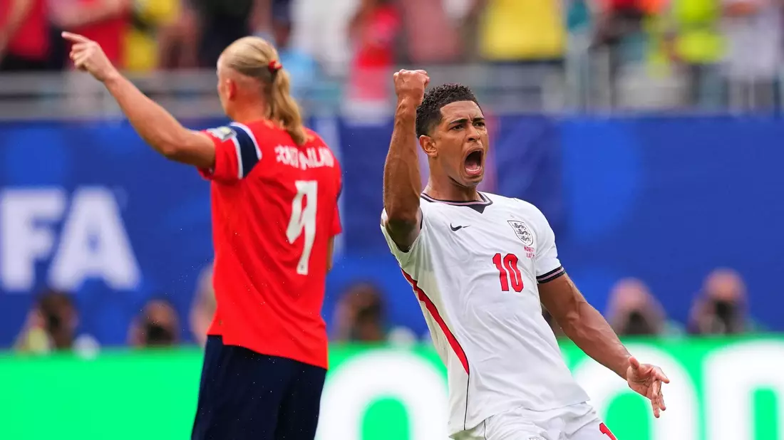 Jude Bellginham (r) traf doppelt für England.  - Bild: Julio Cortez/AP/dpa