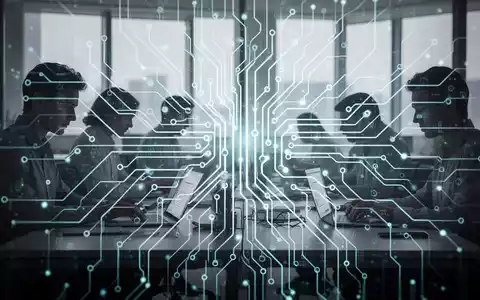 Leuchtendes, abstraktes neuronales Netzwerk mit schemenhaften Menschen an Laptops, symbolisiert KI-Schreibhilfe und digitale Produktivität. - Foto: über boerse-global.de