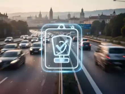 Ein digitales Vignetten-Symbol schwebt über einer belebten europäischen Autobahn bei Sonnenuntergang, symbolisiert Maut und Kfz-Steuern. - Foto: über boerse-global.de