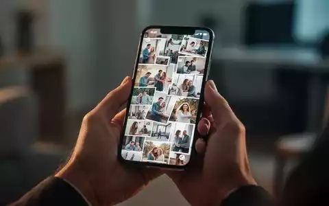 Eine Person hält ein Smartphone, dessen Bildschirm eine überfüllte Galerie digitaler Fotos zeigt, um die Menge digitaler Erinnerungen zu symbolisieren. - Foto: über boerse-global.de