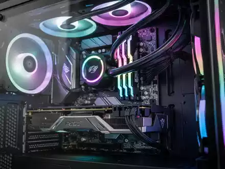 Nahaufnahme von High-End-PC-Komponenten in einem modernen Computergehäuse, mit Grafikkarte, Kühlsystem und Mainboard. - Foto: über boerse-global.de