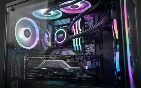 Nahaufnahme von High-End-PC-Komponenten in einem modernen Computergehäuse, mit Grafikkarte, Kühlsystem und Mainboard. - Foto: über boerse-global.de