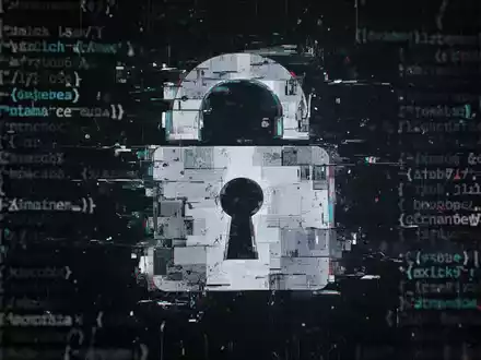 Ein digitales Vorhängeschloss-Symbol ist fragmentiert und glitcht, vor verschwommenen, abstrakten Code- und Datenströmen als Symbol für eine Sicherheitslücke. - Foto: über boerse-global.de