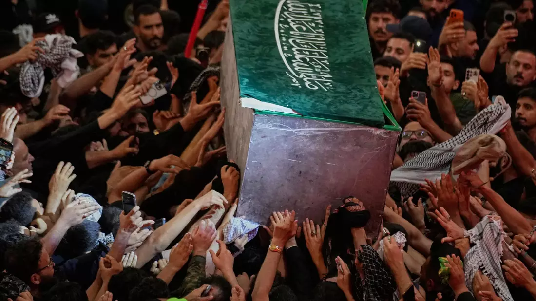 Irans Führung schwört Rache nach der Chamenei-Bestattung. (Archivbild) - Bild: Khalil Hamra/AP/dpa