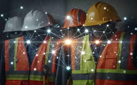 Ein abstraktes, leuchtendes Netzwerk von Knoten und Linien über einem Hintergrund aus Arbeitssicherheitsausrüstung. - Foto: über boerse-global.de