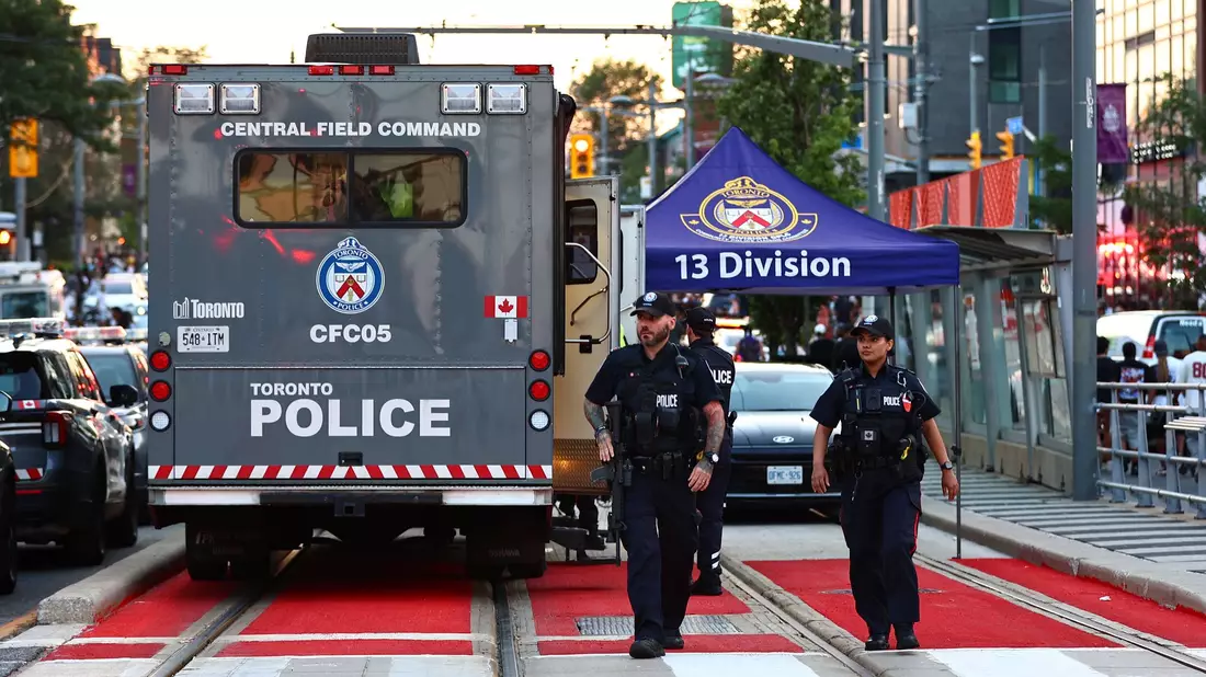 Die Polizei bleibt zunächst vor Ort.  - Bild: Keito Newman/The Canadian Press/AP/dpa
