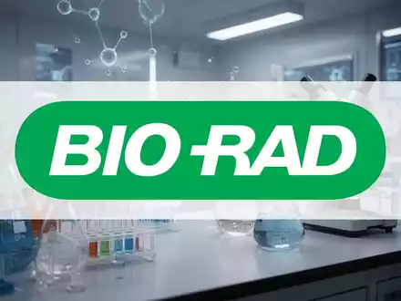 Eine sterile, futuristische Laborumgebung mit wissenschaftlicher Ausrüstung, die Präzision und Innovation im Biotechnologiesektor suggeriert. - Foto: über boerse-global.de