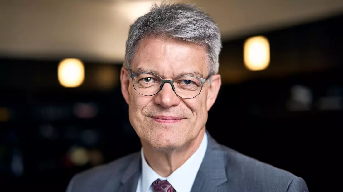 Für Minister Schnieder hängt mehr Pünktlichkeit nicht nur an Investitionen. (Archivbild) - Bild: Michael Ukas/dpa