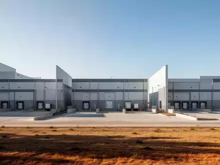 Drei große, moderne Industrieanlagen stehen parallel in einer weiten texanischen Landschaft unter blauem Himmel. - Foto: über boerse-global.de