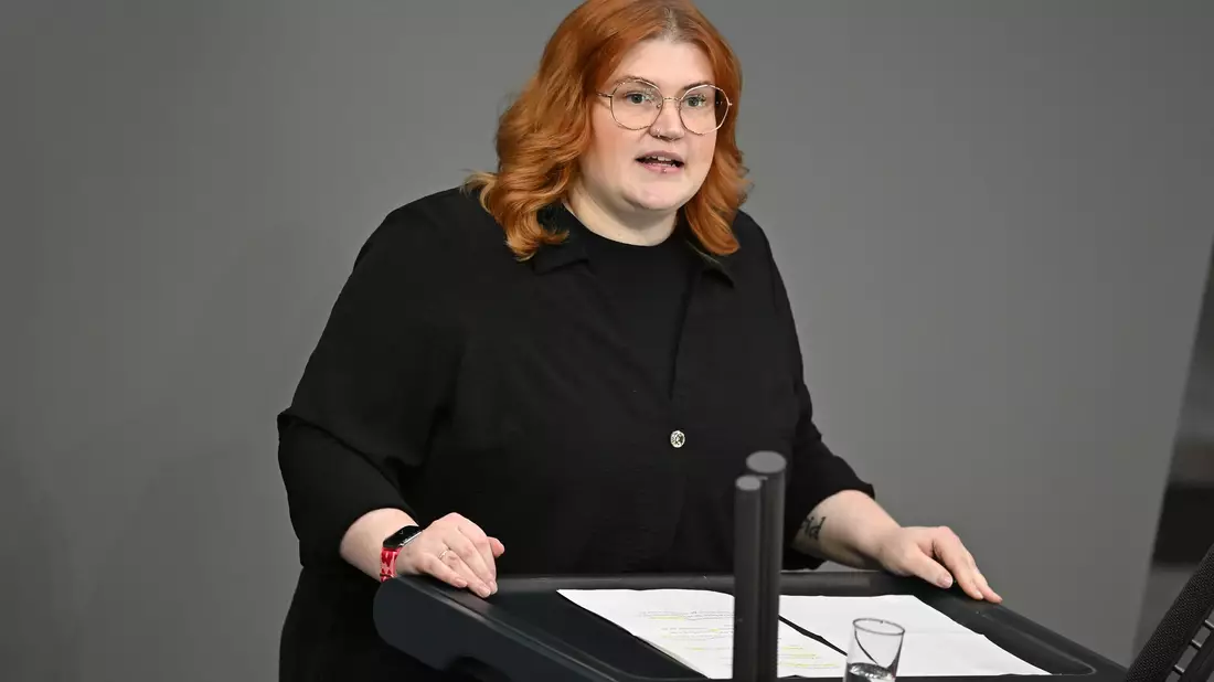 Aus Sicht der Linken-Rentenexpertin Sarah Vollath sind die großen Unterschiede zwischen Beamtenpensionen und Renten ungerecht. (Archivbild) - Bild: Elisa Schu/dpa