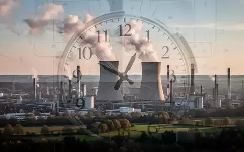 Industrielandschaft in Deutschland mit einem Kraftwerk und einer abstrakten Darstellung einer Uhr, die ein Datum verschiebt. - Foto: über boerse-global.de