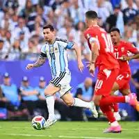 Lionel Messi (l.) und seine Argentinier stehen im Halbfinale. - Foto: Tom Weller/dpa