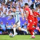 Lionel Messi (l.) und seine Argentinier stehen im Halbfinale. - Bild: Tom Weller/dpa