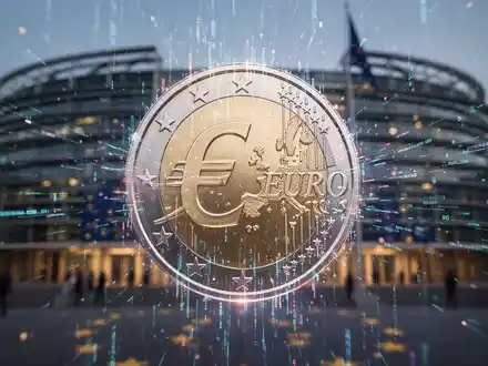 Digitales Euro-Symbol mit dem Europäischen Parlament im Hintergrund, das die Zustimmung zu den Verhandlungen über den digitalen Euro symbolisiert. - Foto: über boerse-global.de