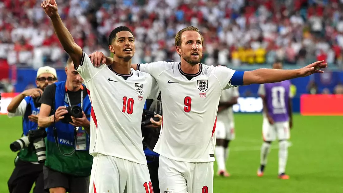 Jude Bellingham (l) und Harry Kane jubeln über den Halbfinaleinzug. - Bild: Martin Rickett/PA Wire/dpa