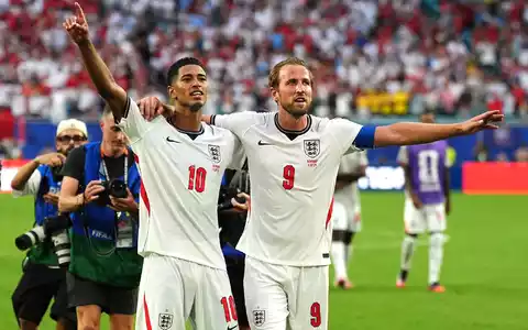 Jude Bellingham (l) und Harry Kane jubeln über den Halbfinaleinzug. - Foto: Martin Rickett/PA Wire/dpa