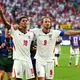 Jude Bellingham (l) und Harry Kane jubeln über den Halbfinaleinzug. - Bild: Martin Rickett/PA Wire/dpa