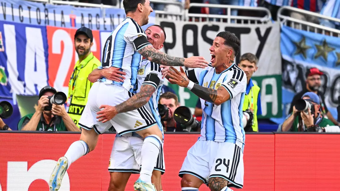 Argentinien um Lionel Messi freut sich über den Treffer zum 1:0. - Bild: Tom Weller/dpa