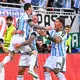 Argentinien um Lionel Messi freut sich über den Treffer zum 1:0. - Bild: Tom Weller/dpa